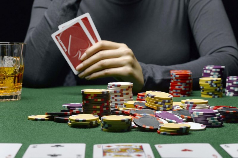 Liêng là một sự kết hợp thú vị giữa bài cào và poker