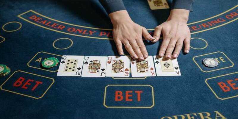Cách chơi blackjack và những quy tắc cơ bản cần nhớ